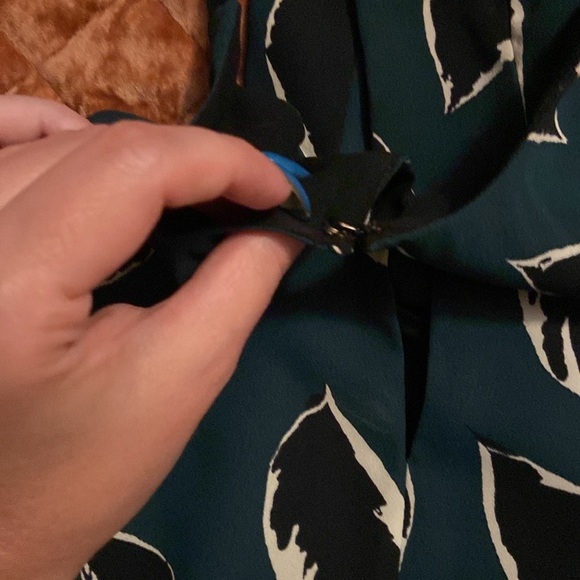 Gorgeous Keyhole Top from LOFT - Picture 3 of 8